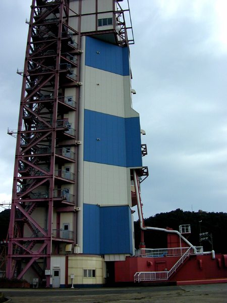 Photo of the launch tower building at KSC (50K JPEG)